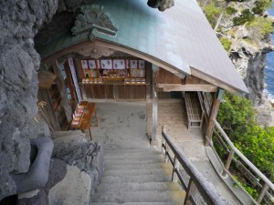 伊豆の石室神社