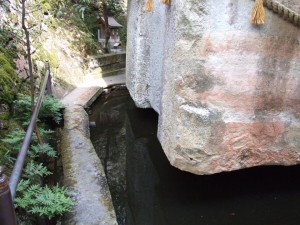 石の宝殿はこの池から浮き上がっているよう